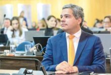 Daniel Vilela discursando em um evento político.