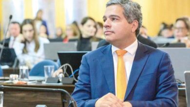 Daniel Vilela discursando em um evento político.