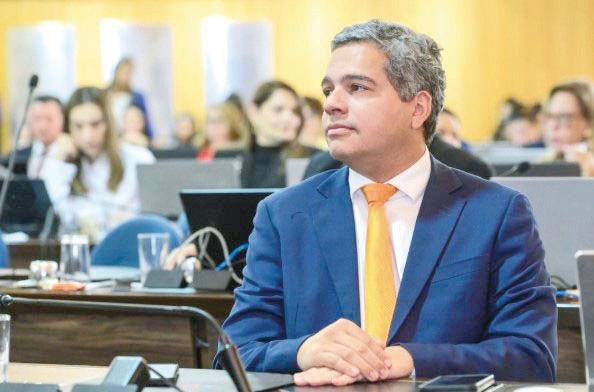 Daniel Vilela discursando em um evento político.