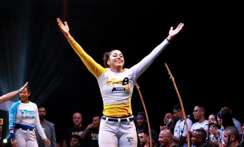 Pamella Dandara, capoeirista goiana, em ação durante treinamento.