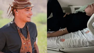 João Gomes deitado em maca hospitalar recebendo medicação intravenosa, acompanhado por sua esposa Ary Mirelle.