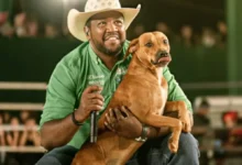 Cachorro vira-lata caramelo ao lado do locutor Zubu Max em Rialma, Goiás.