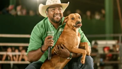 Cachorro vira-lata caramelo ao lado do locutor Zubu Max em Rialma, Goiás.