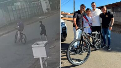 Menino em Goiás com nova bicicleta doada pela comunidade.