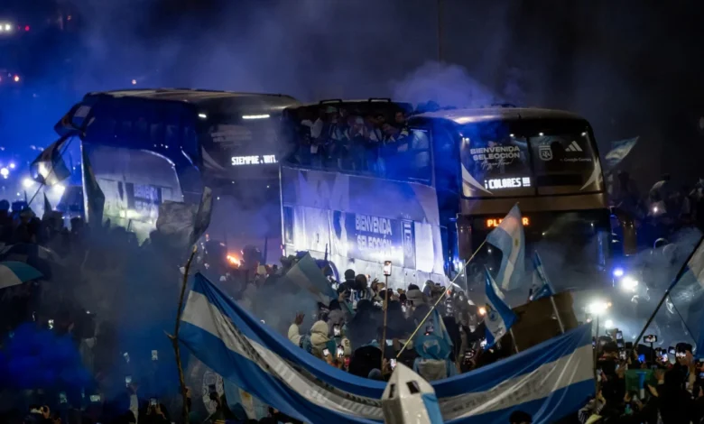 Protesto de torcedores argentinos no Obelisco em Buenos Aires.