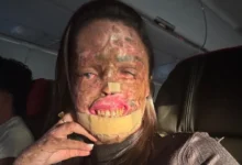 Karine Felipe sorrindo ao lado de sua filha Zaya.