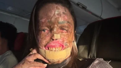 Karine Felipe sorrindo ao lado de sua filha Zaya.