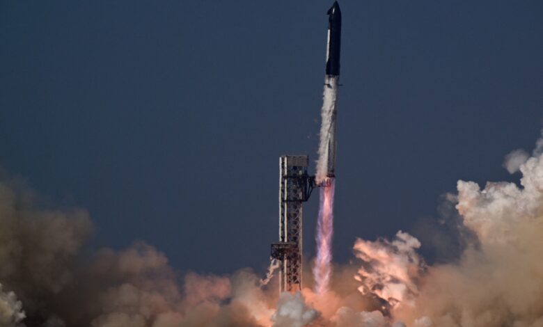 Nave Starship da SpaceX em voo de teste.