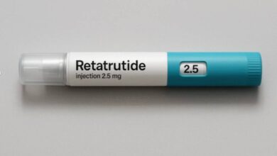Imagem ilustrativa de um frasco de medicamento com uma seringa ao lado.