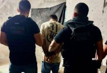 Homem sendo preso pela polícia em academia de condomínio.