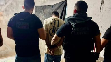 Homem sendo preso pela polícia em academia de condomínio.
