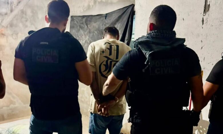 Homem sendo preso pela polícia em academia de condomínio.