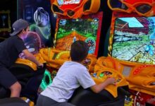 Crianças correndo e brincando em um parque.