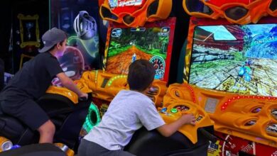 Crianças correndo e brincando em um parque.
