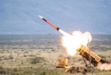 Imagem de um míssil sendo lançado por um sistema de defesa aéreo Patriot.