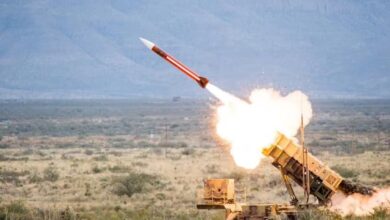 Imagem de um míssil sendo lançado por um sistema de defesa aéreo Patriot.