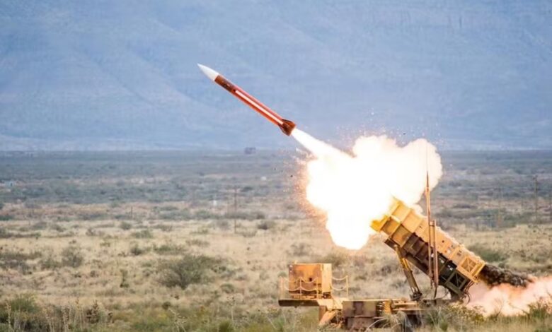 Imagem de um míssil sendo lançado por um sistema de defesa aéreo Patriot.
