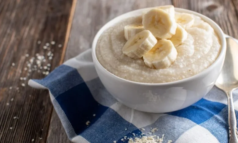 Tigela de mingau proteico com frutas e sementes em uma mesa.