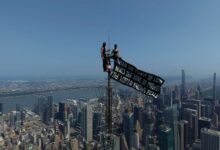 Angela Nikolau e Ivan Kuznetsov com o anel de noivado no Empire State Building.