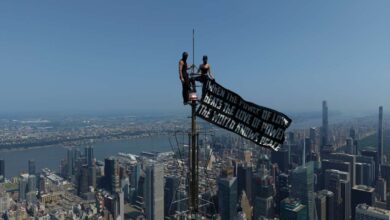 Angela Nikolau e Ivan Kuznetsov com o anel de noivado no Empire State Building.