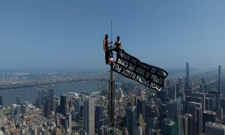 Angela Nikolau e Ivan Kuznetsov com o anel de noivado no Empire State Building.
