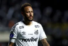 Neymar em campo com a camisa da Seleção Brasileira.