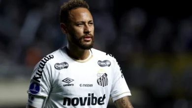 Neymar em campo com a camisa da Seleção Brasileira.
