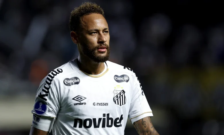 Neymar em campo com a camisa da Seleção Brasileira.