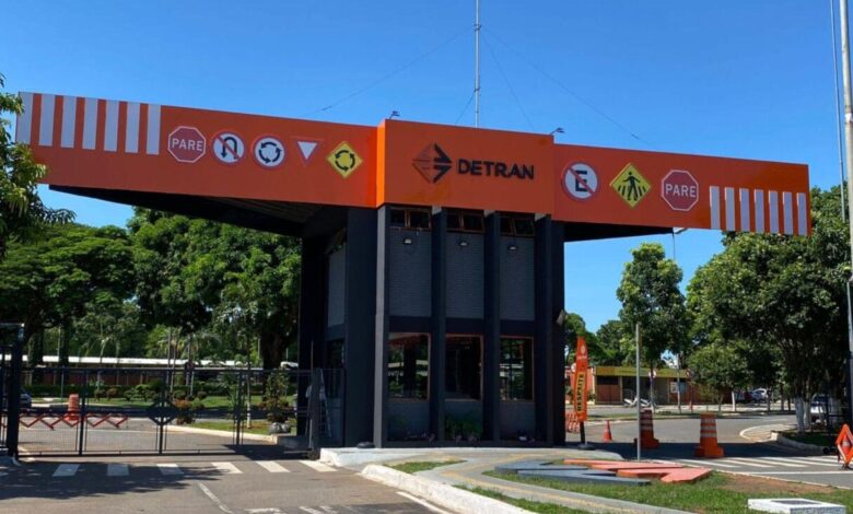 Carteira Nacional de Habilitação (CNH) sobre uma mesa.