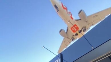 Avião sobrevoando bar em Goiânia.