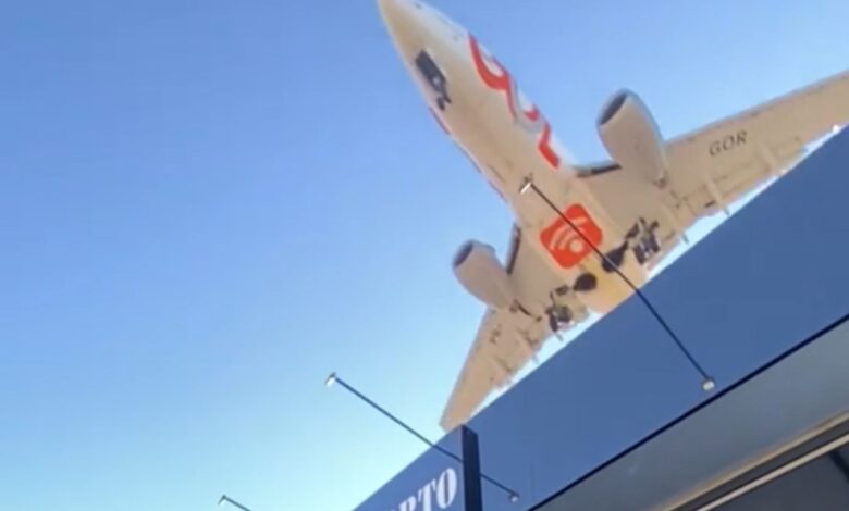 Avião sobrevoando bar em Goiânia.
