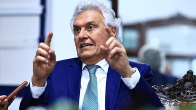 Ronaldo Caiado discursando em um evento político em Goiás.