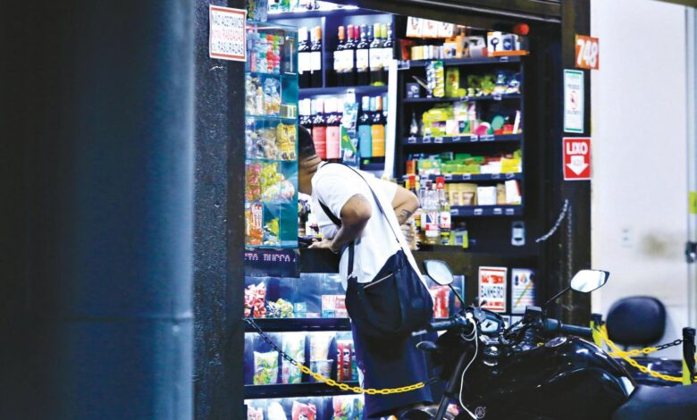 Fachada de uma distribuidora de bebidas em Goiânia durante o dia.
