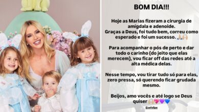 Virginia Fonseca segurando suas duas filhas pequenas em um ambiente hospitalar.
