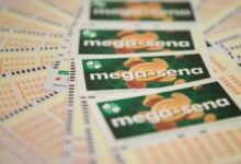 Imagem de bilhete da Mega-Sena com números sorteados.