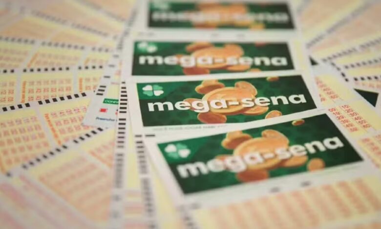 Imagem de bilhete da Mega-Sena com números sorteados.
