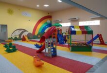 Entrada de uma creche no Tocantins com aviso de processo seletivo.