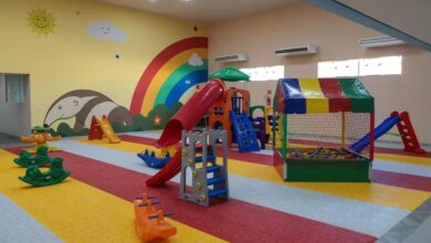 Entrada de uma creche no Tocantins com aviso de processo seletivo.