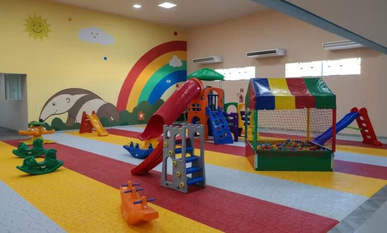 Entrada de uma creche no Tocantins com aviso de processo seletivo.