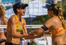 Carol Solberg e Rebecca jogando vôlei de praia na Praia de Copacabana.