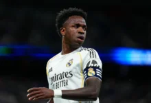 Vini Jr. em campo vestindo o uniforme do Real Madrid.