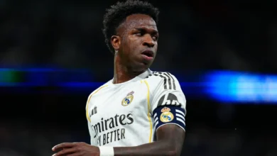 Vini Jr. em campo vestindo o uniforme do Real Madrid.