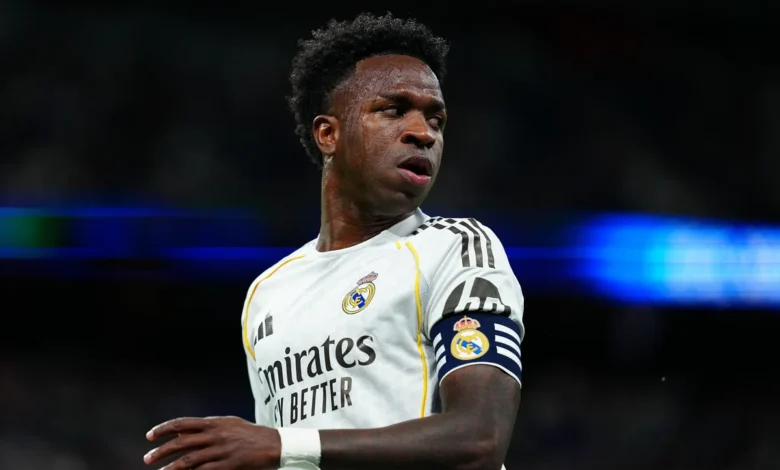 Vini Jr. em campo vestindo o uniforme do Real Madrid.