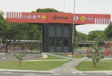 Imagem de uma placa do Detran-GO em Goiás.