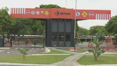 Imagem de uma placa do Detran-GO em Goiás.