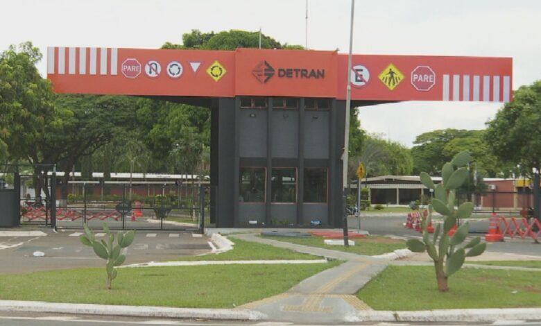 Imagem de uma placa do Detran-GO em Goiás.