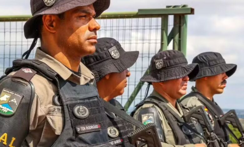 Policiais militares em formação em Goiás.