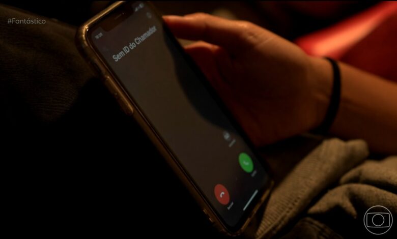 Celular recebendo uma ligação indesejada no Brasil.