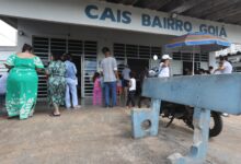 Profissional de saúde aplica vacina em criança durante campanha de multivacinação em Goiânia.