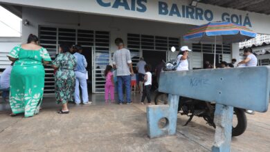 Profissional de saúde aplica vacina em criança durante campanha de multivacinação em Goiânia.